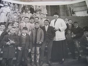 SUR LES MARCHES DE LA CATHEDRALE D ORAN